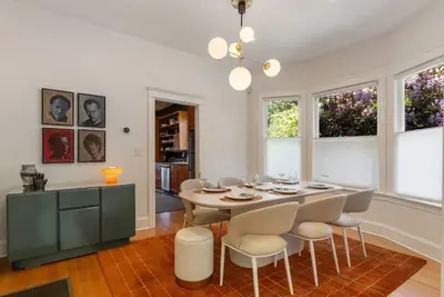 Image de Capitol Hill Gem | Hot Tub + Walk to Everything