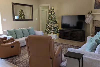 Large Fenced Backyard, Pet Friendly - 5m to Lr