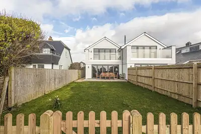 Image de Beira Mar Beachfront Family Home | Pet-Friendly, Sleeps 8, Parking Included