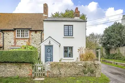 Image de West Wittering Rosemary Cottage – Sleeps 5, Nr Beach, Parking & Family Friendly