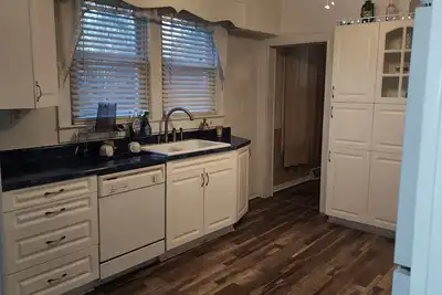 Image de 4-bedroom. 1 bath house close to Trails and amenities but private