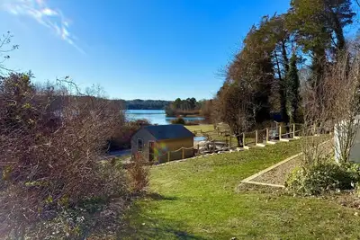 Charming 2br cottage in Dennis, steps from Scargo Lake and beach access!