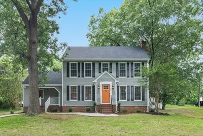 Image de Inviting 3 Bedroom home, only a 5 minute walk to a private neighborhood beach.