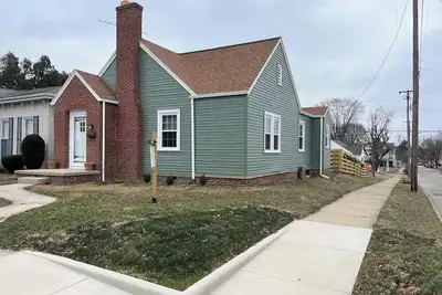 Image de Historic Corner Cottage, 2 King, 1 Full Beds, Fireplace, Downtown Walkable