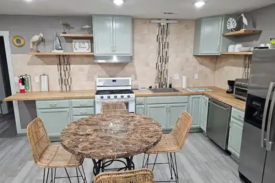 Image de Nautical 3-bedroom house in downtown Joplin, close to shopping and coffee shops.