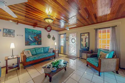 Image de Family-friendly suite with beach access, Netflix, balcony & pool