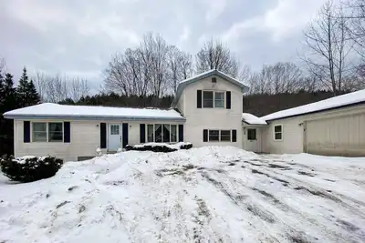 Image de Riverfront dog-friendly house w/ gas fireplace, deck, w/d, a/c, close to skiing!