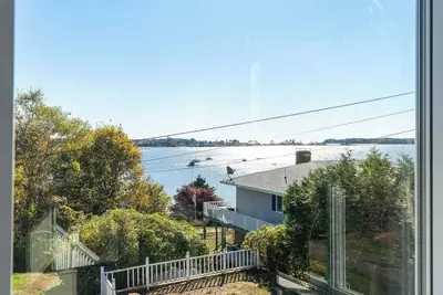 Image de 4-bedroom cottage in Harpswell with waterfront access to ash cove