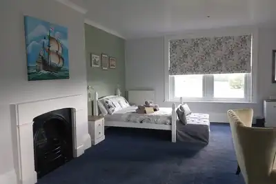 Image de Grande chambre familiale avec salle de bains privative et vue panoramique à double exposition