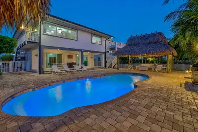 Spacious 5br Oasis with Pool & Dual Living Spaces