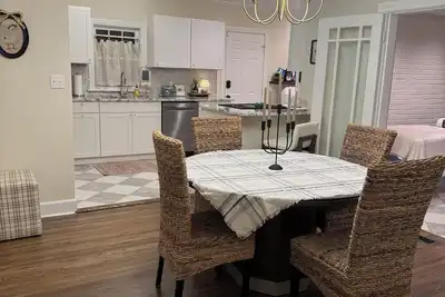 Image de Romantic escape, hot tub, fireplace, massage room!