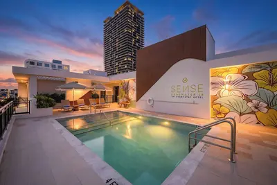 Image de Luxury Hotel 2bdr Suite w/ Private Balcony | Rooftop Pool | Sense28 by AvantStay