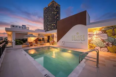 Image de Rooftop Pool + Gym | New Luxury Hotel in Edgewater | 2bdr | Sense28 by AvantStay
