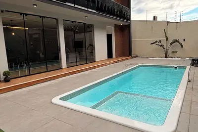 Image de Sobrado completo na área turística de Foz, ideal grupos e famílias. Com piscina