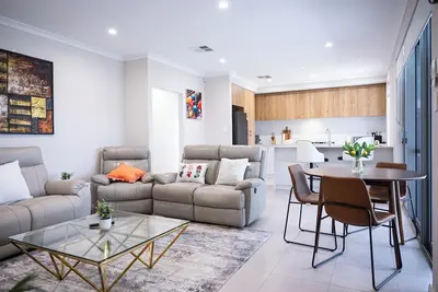 Image de A lovely, beautiful cozy home for holidays, staycation and just a day away.