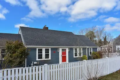 Image de Remodeled 5-Bedroom Gem in West Dennis