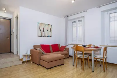 Image de Comfortable 69 sqm apartment, perfect for groups or families of up to 4 guests, located on the ground floor of a historic building (a few steps to access). The apartment is located just outside the centre of Udine, a perfect alternative for those seeking