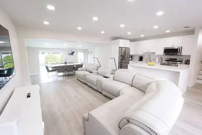 Image de Modern Luxury Home with Heated Pool