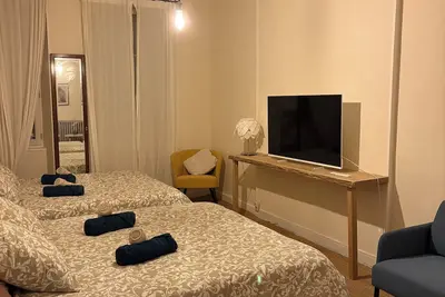 Image de Chambre Cosy & Élégante – Idéale pour Escapades en Duos ou entre Amis