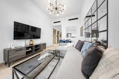 Image de Free housekeeping visits during your stay - StayShort - 1br in Jvc that Sleeps 4 with a Balcony!