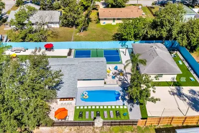 Image de Sand Volleyball- Sleeps 20 - Pool Pickleball/Basketball