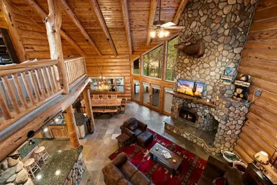 Image de Serene 5-bedroom cabin perfect for a relaxing Greer getaway