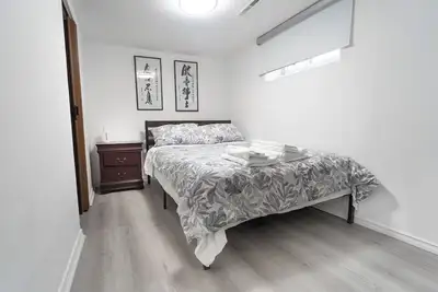 Image de Cozy Private 2 bedroom apartment, free Wifi, free parking in heart of Toronto