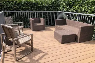 Image de Cozy family home w backyard living