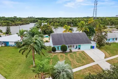 Image de Lakehouse with Sunsets, Private Pool and Jacuzzi, 1Mi to Indian River Lagoon