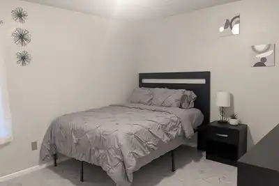 Image de 2-bedroom apartment in city center. Safe, minutes to restaurants and shopping.