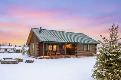 Image de Upscale Designer Log Cabin, Cozy, Hot Tub, Firepit