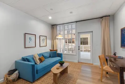 Image de The Optimist Guesthouse 5 -Downtown loft with gym, sauna, deck overlooking river