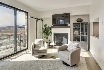 Image de 4 Mi to Granby Ranch: Gem w/ Balcony & Mtn Views!