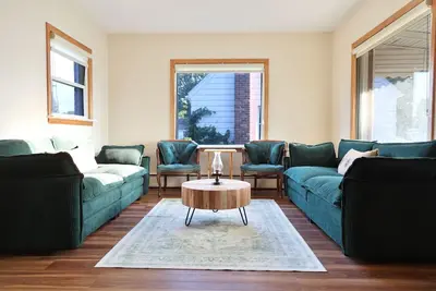 Image de Welcoming 4-bedroom house with Ac in charming Dearborn