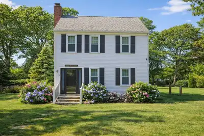 Image de Walk to shops, dining, beaches from this Cape home