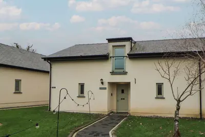 Image de Oak Tree Cottage, pet friendly, with hot tub in Llanrhidian