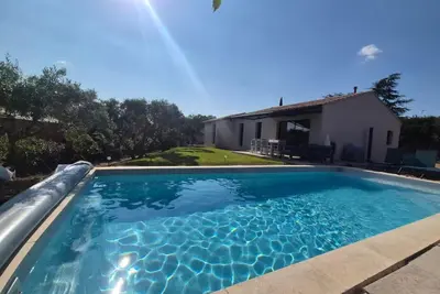 Image de villa contemporaine avec piscine et Spa