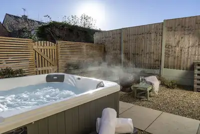 Image de Dog friendly holiday cottage in the Cotswolds with a hot tub - The Old Forge