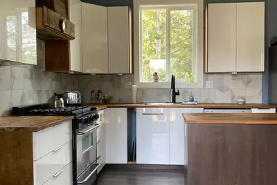 Image de Private Garden Suite 5 minutes to Downtown Duncan\nBeside the Cowichan Trail