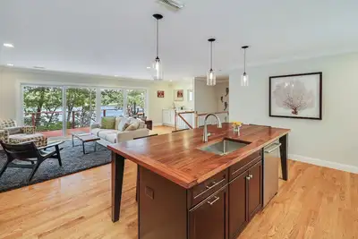 Waterfront home, great location/Private Dock/Kayak, Golf, Shops, Dinning