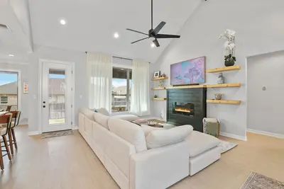 Image de Modern Comfort: Cozy 3br Family Home in Longview!