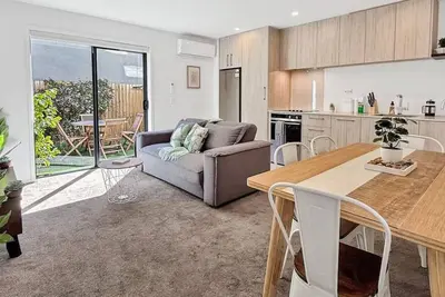 Image de Stylish 2-Bedroom Home with Back Yard