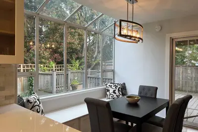 Image de 5-bedroom villa in soothing Maple Valley with Ac comfort