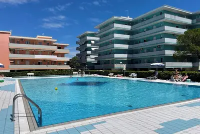 Image de Studio avec terrasse et piscine