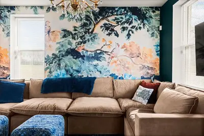 Image de Spacious home group/family stay- hot tub, game room, fire pit -10 min to center