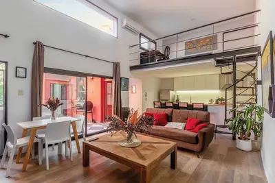 Image de Rare Designer Loft w/ Garden, Jacuzzi & Rooftop!
