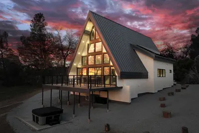 Image de New Construction - A-frame - Hot Tub - High End - Ev Charger - Views! !