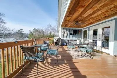 Image de Chalet du Lac – Lakefront Retreat