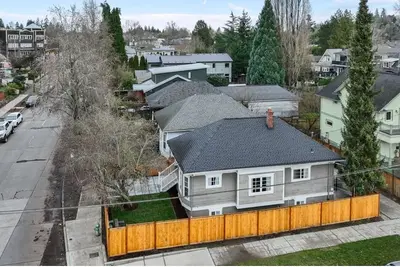 Image de Light-filled Seattle home featuring modern comforts and a tranquil fountain