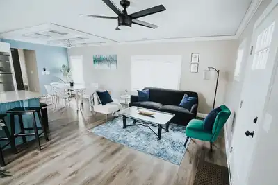 Image de 8 Min Walk to RiverWalk, Modern Newly Built Home